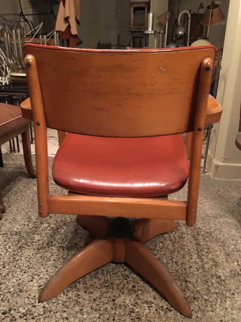 Fauteuil de bureau ancien avec un design classique et des rockers.