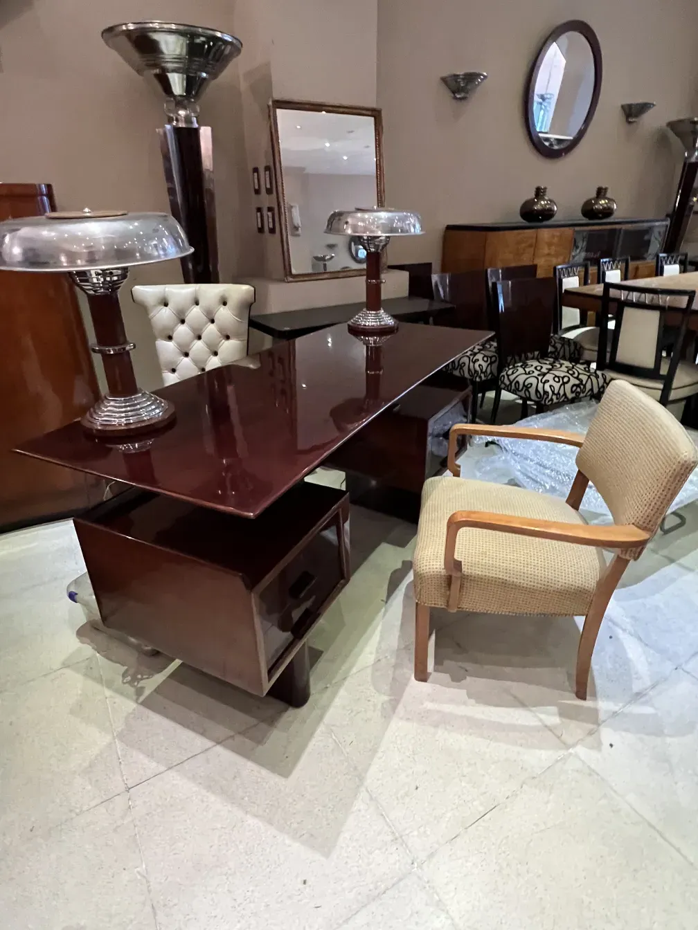 cadeira de escritório antiga com design clássico em um ambiente elegante