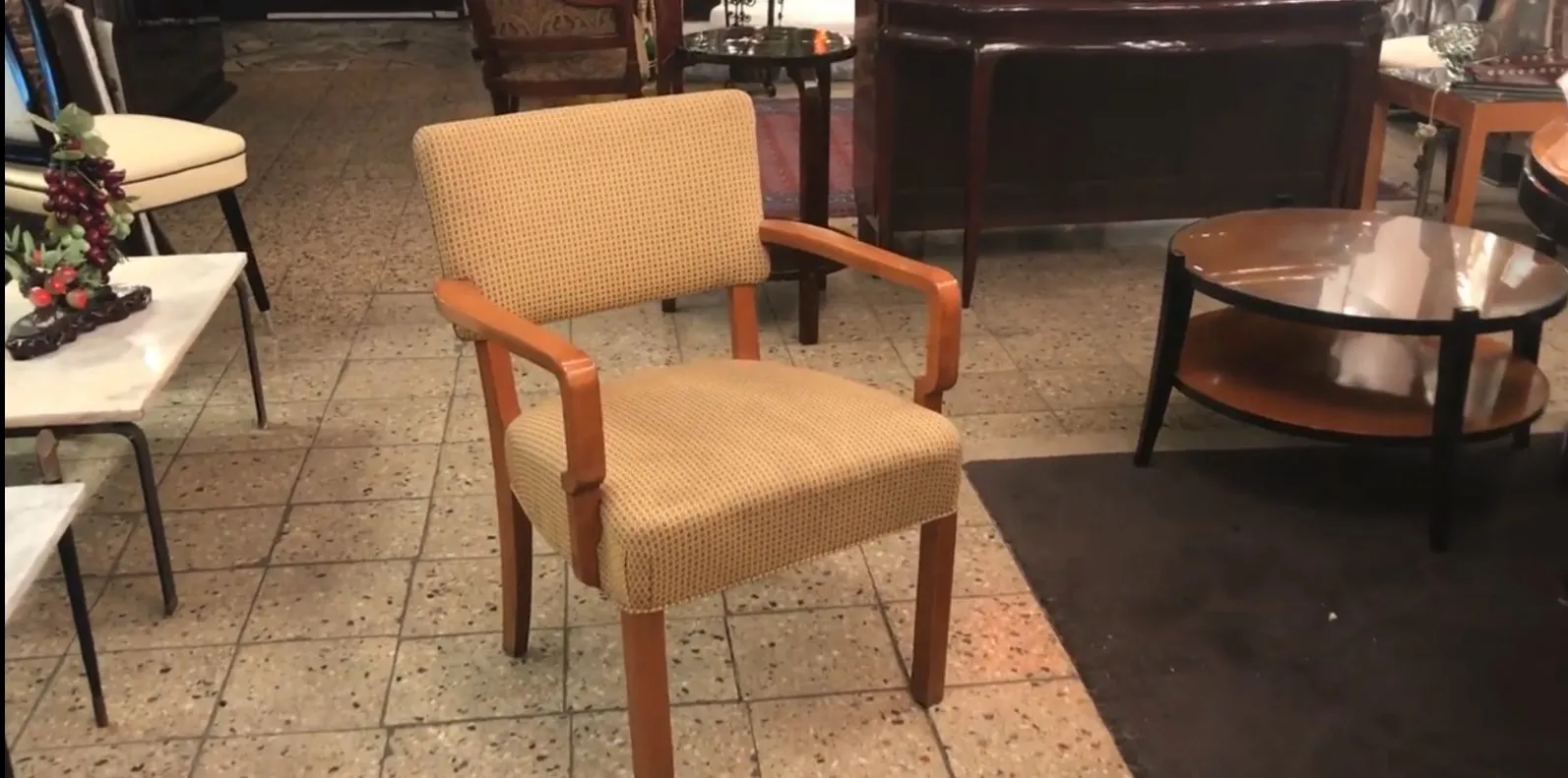 Fauteuil de bureau ancien avec accoudoirs dans un magasin d'antiquités