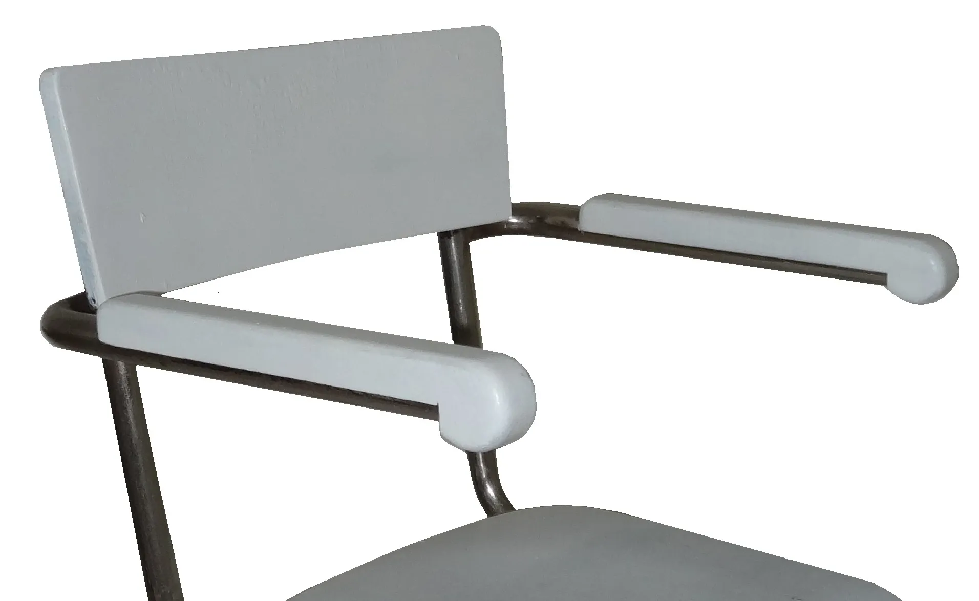 Fauteuil de bureau ancien avec accoudoirs gris clair, au design simple.