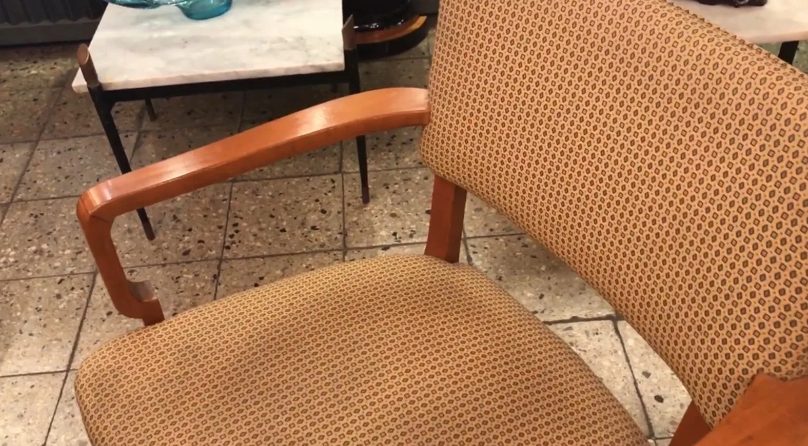 كرسي مكتب قديم مع ذراع في بيئة مريحة.