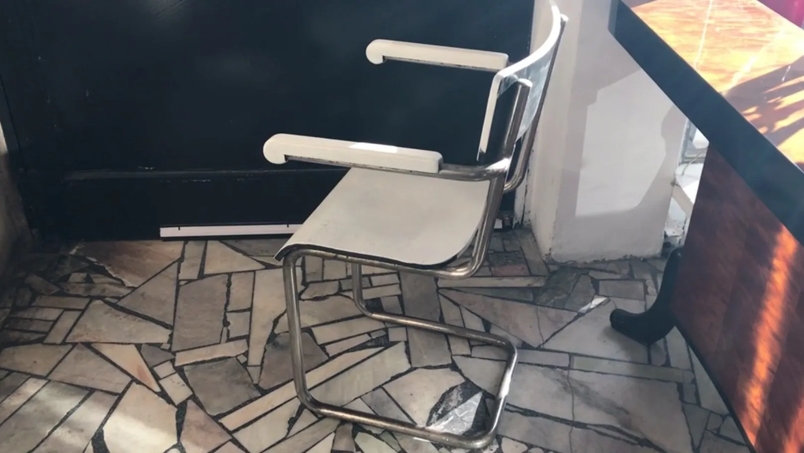 Antiguo sillón de escritorio con detalles visibles, en un ambiente vintage.