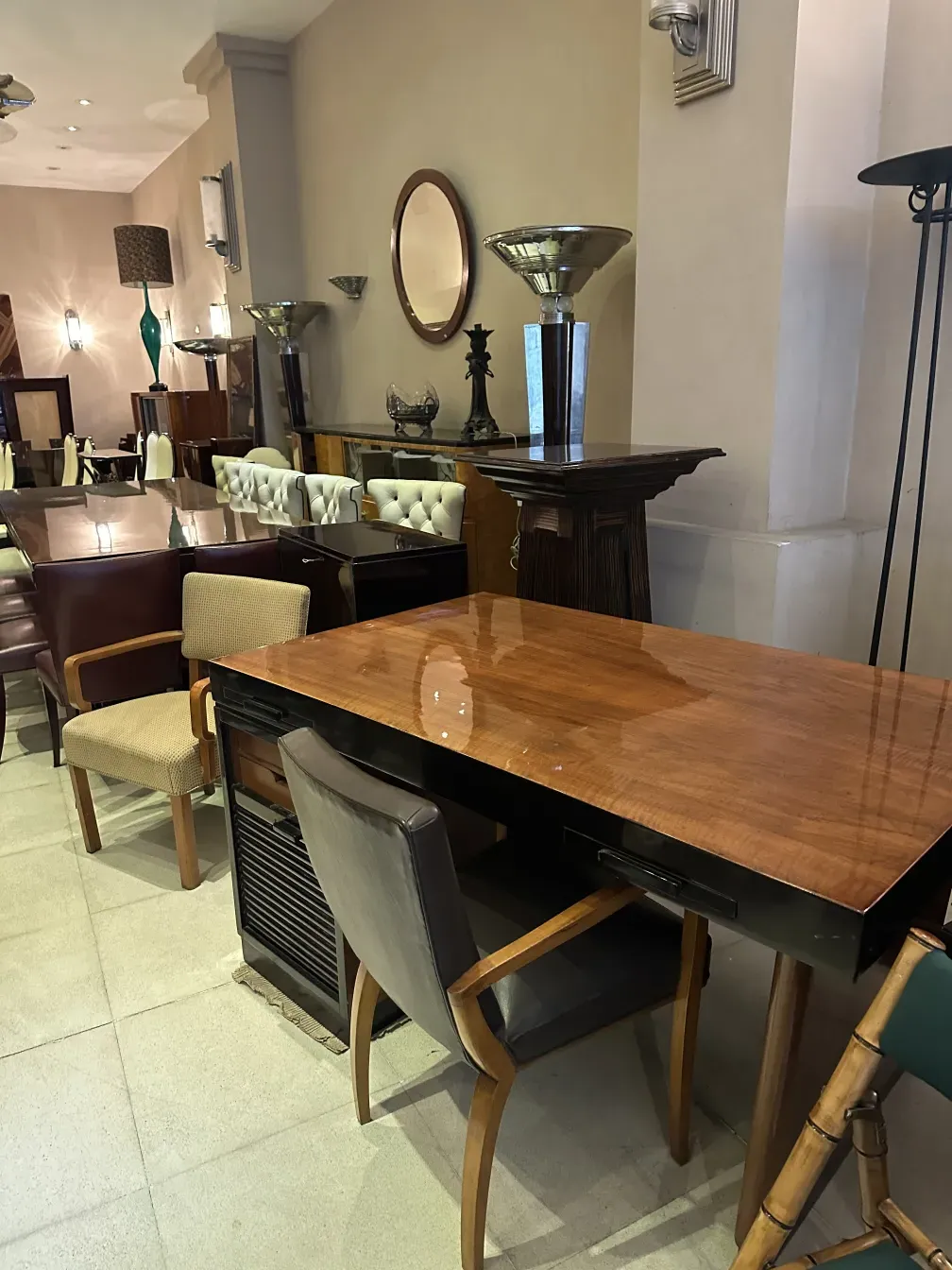 sillón de escritorio antiguo en un ambiente elegante, con luz suave