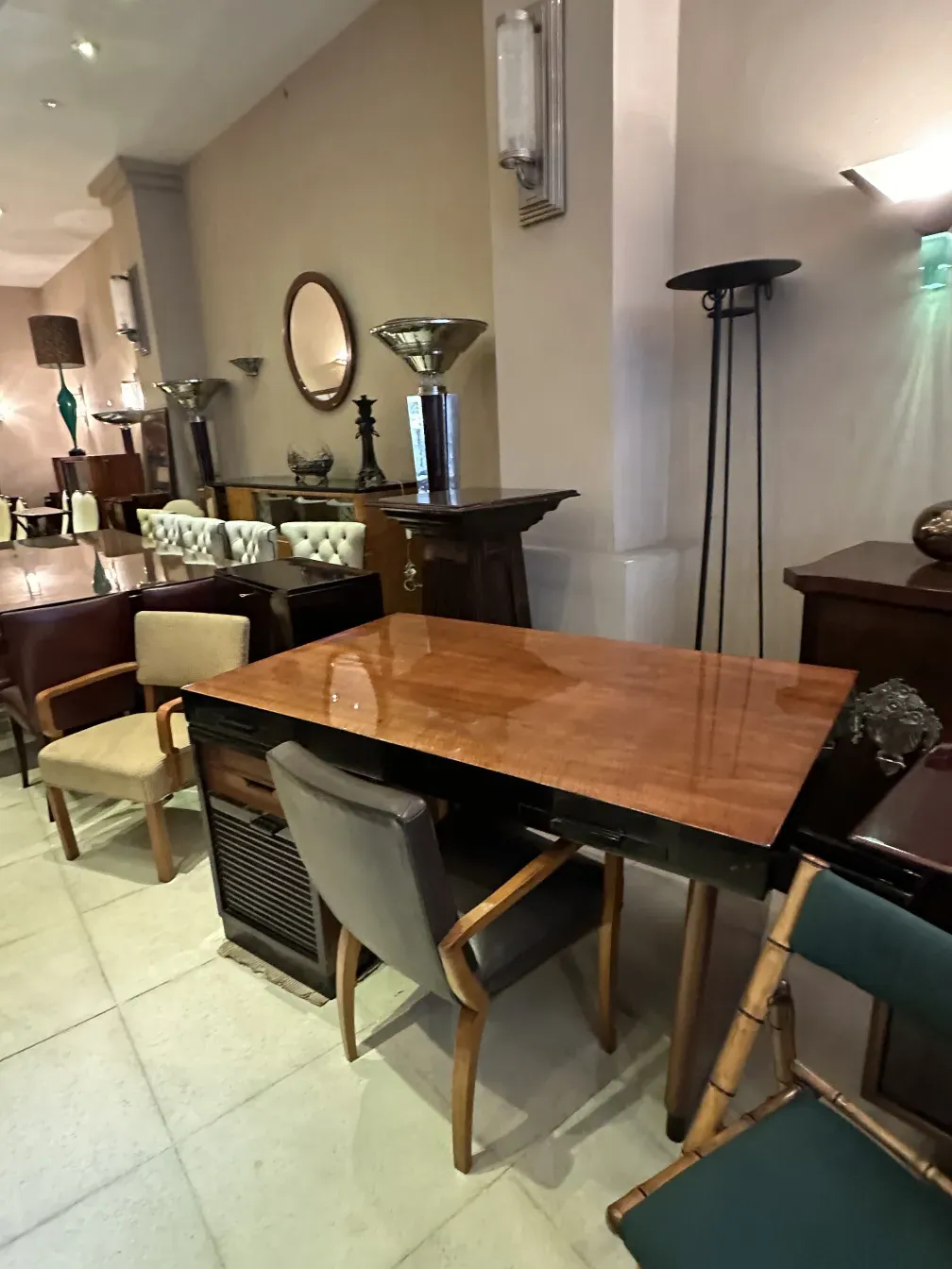 sillón de escritorio antiguo en un ambiente elegante, incluye lámparas y muebles