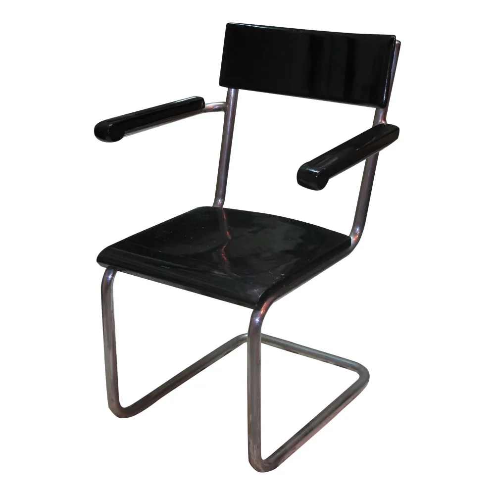 cadeira de escritório antiga preta com braços e design simples