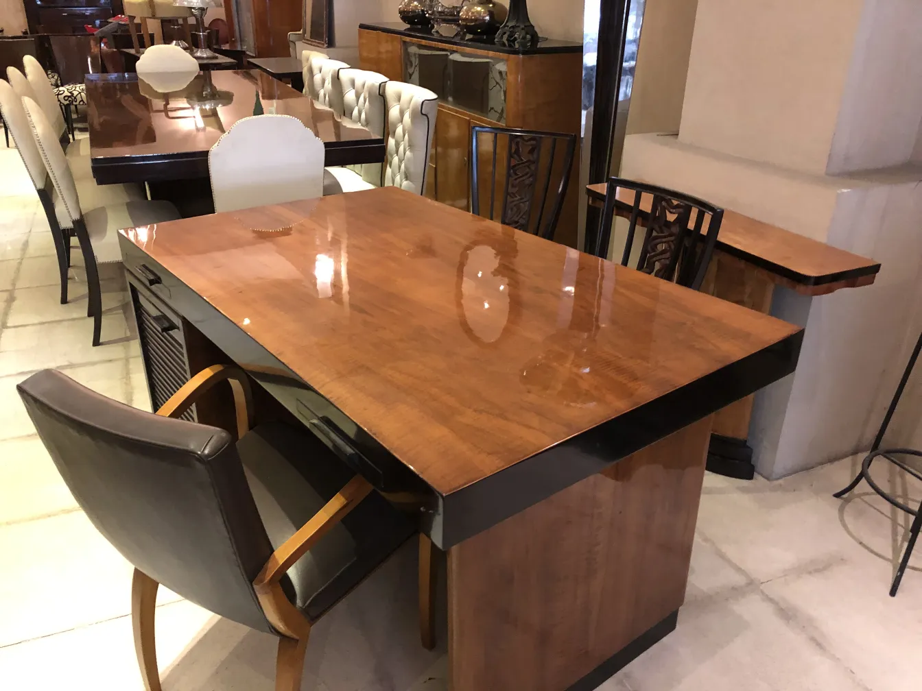 Fauteuil de bureau ancien avec un design élégant dans un cadre sophistiqué