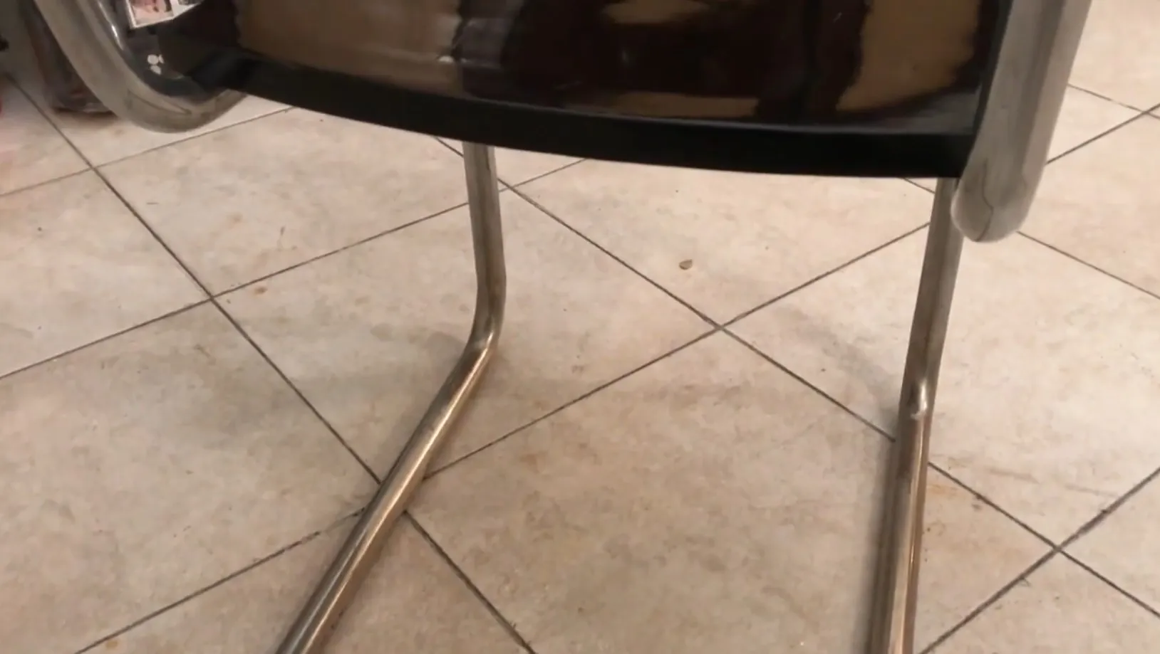 Fauteuil de bureau ancien avec base en métal, cadre neutre.