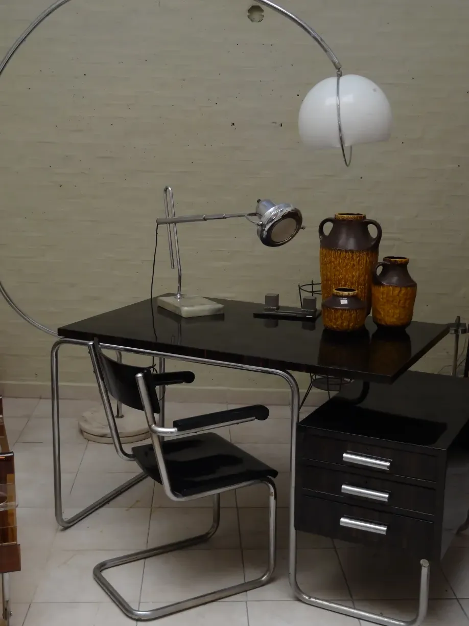 Fauteuil de bureau antique avec lampe et décoration