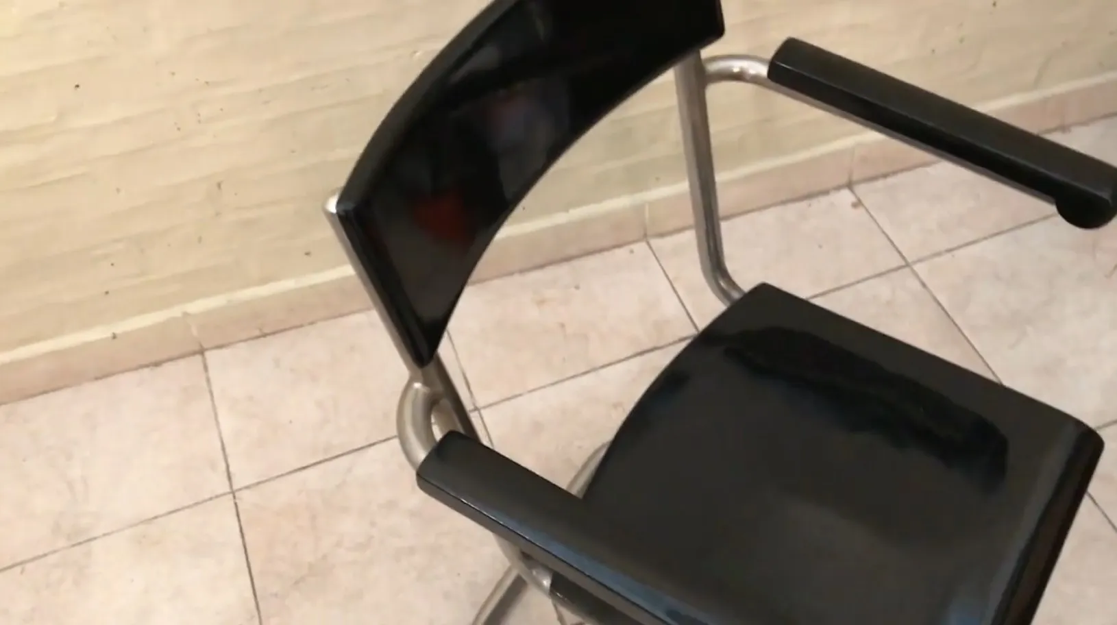 Sillón de escritorio antiguo con diseño elegante y brazos.