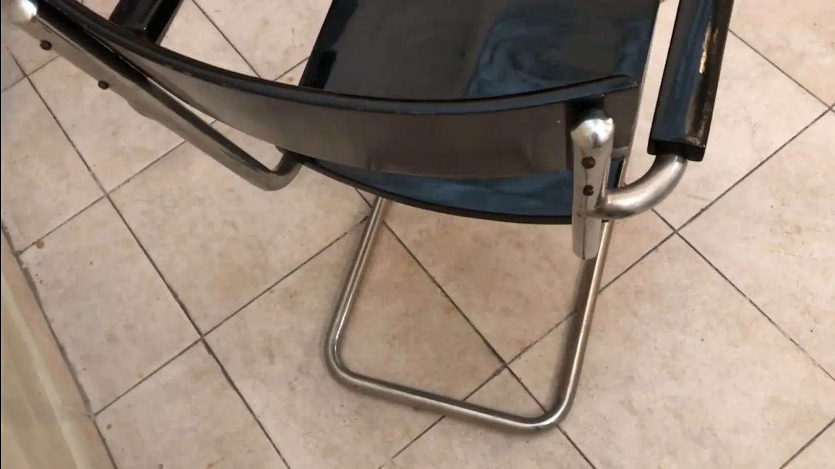 fauteuil de bureau ancien avec base en métal et design élégant, dans une pièce