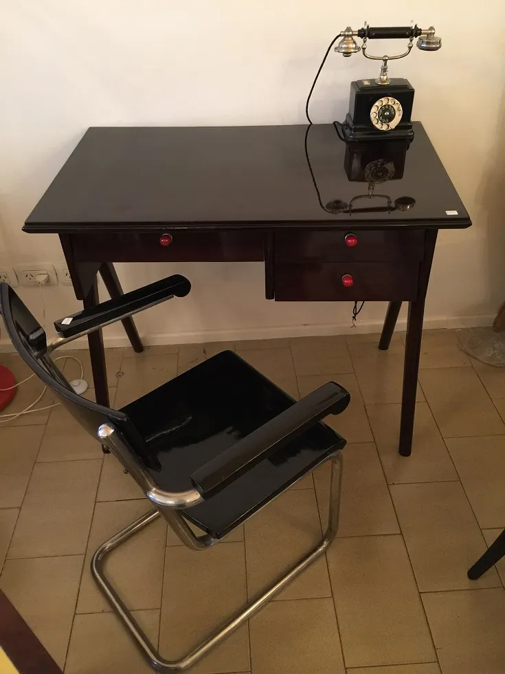 antiker Bürosessel mit Armlehnen, klassisches Ambiente