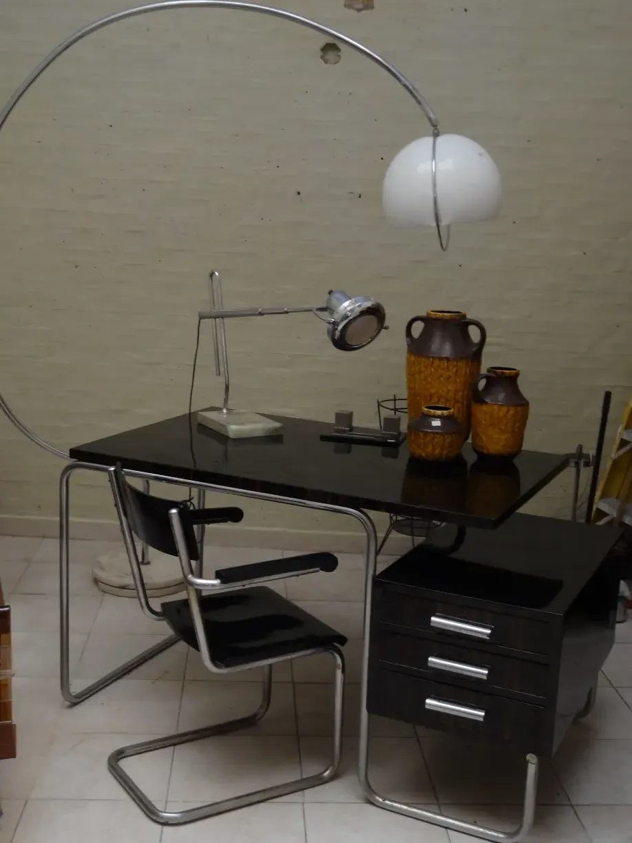 Fauteuil de bureau antique avec un design moderne et élégant, entouré d'autres objets.