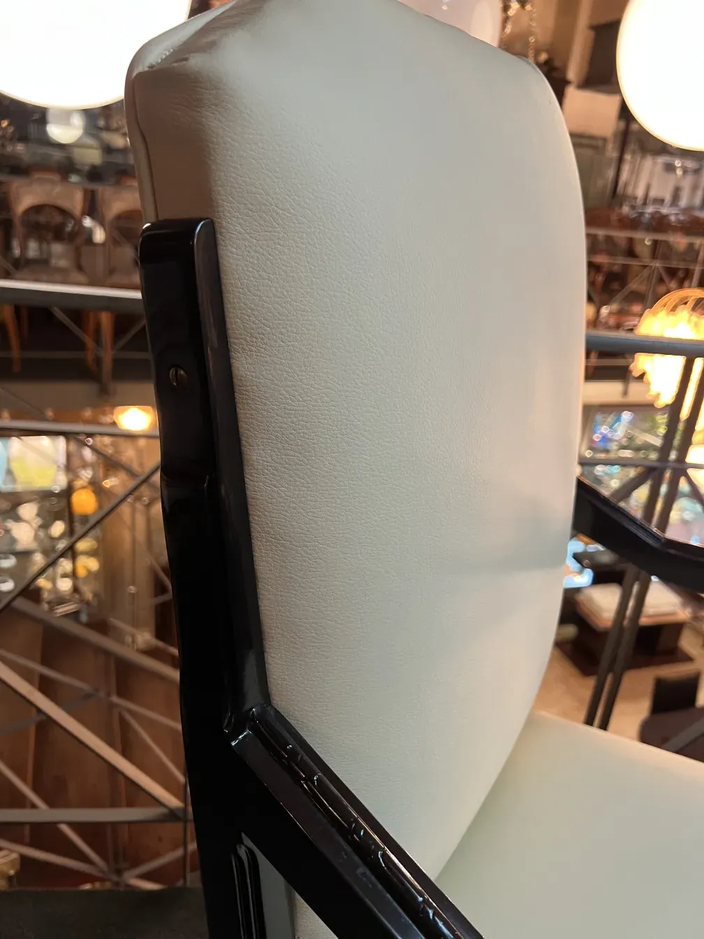 Fauteuil de bureau ancien avec un design classique et élégant.