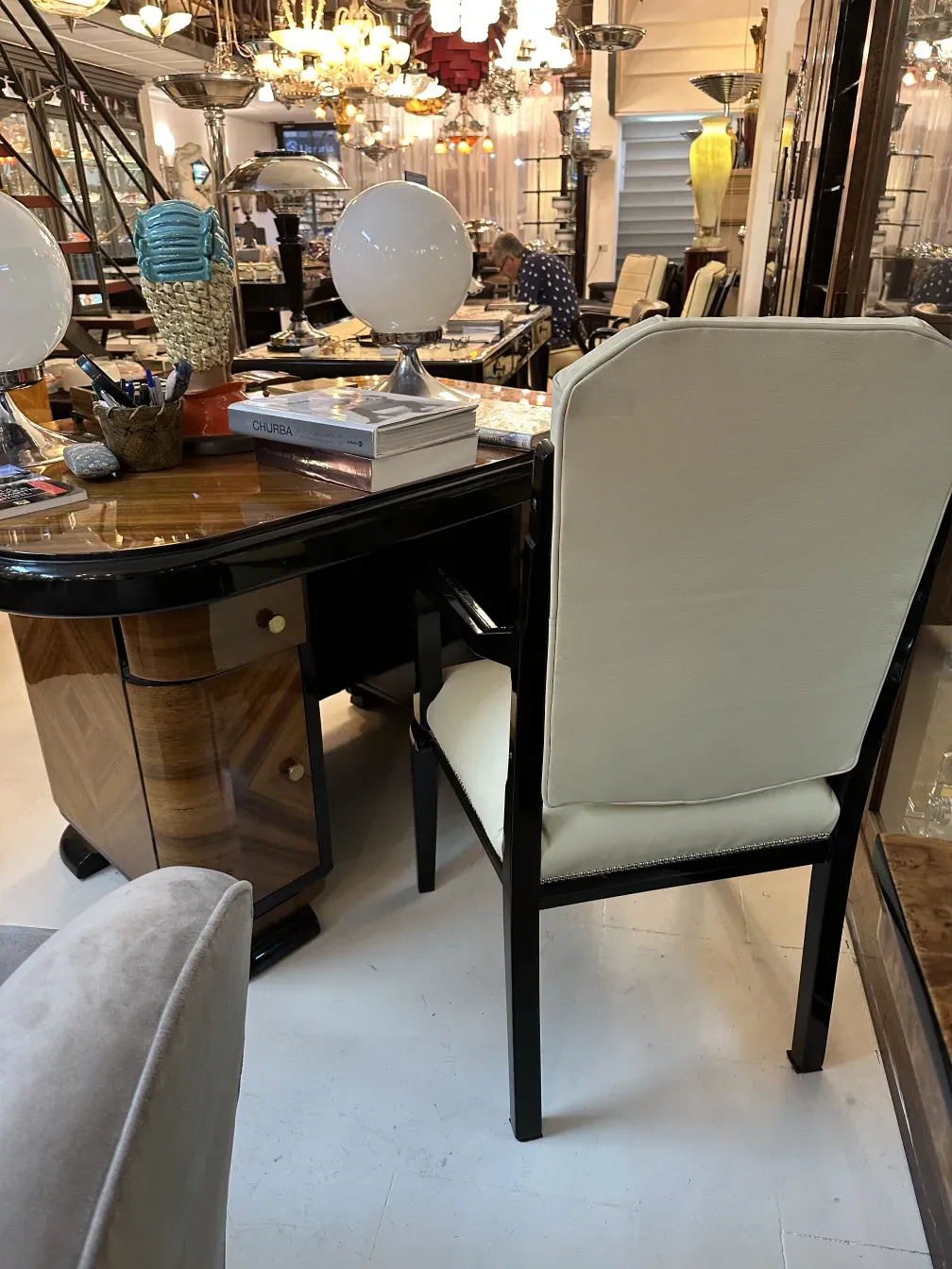 sillón de escritorio antiguo en un ambiente de antigüedades