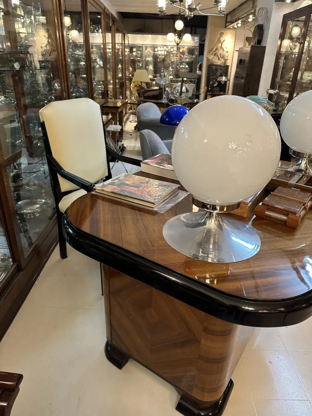 Sillón de escritorio antiguo color blanco con lámpara y mesa