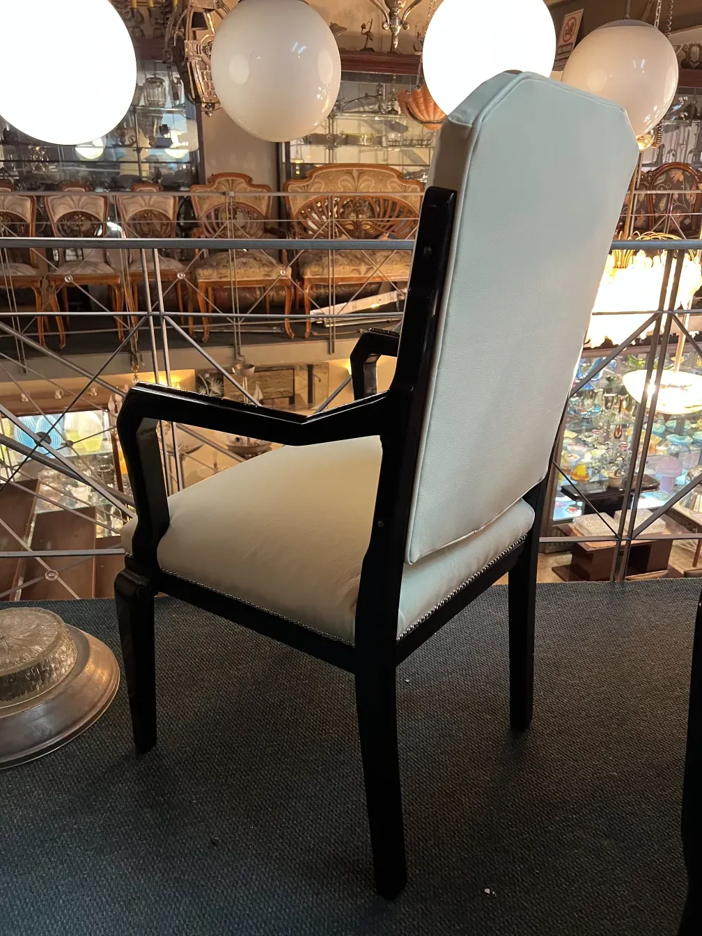 Cadeira de escritório antiga em um ambiente decorativo com luzes e itens vintage.