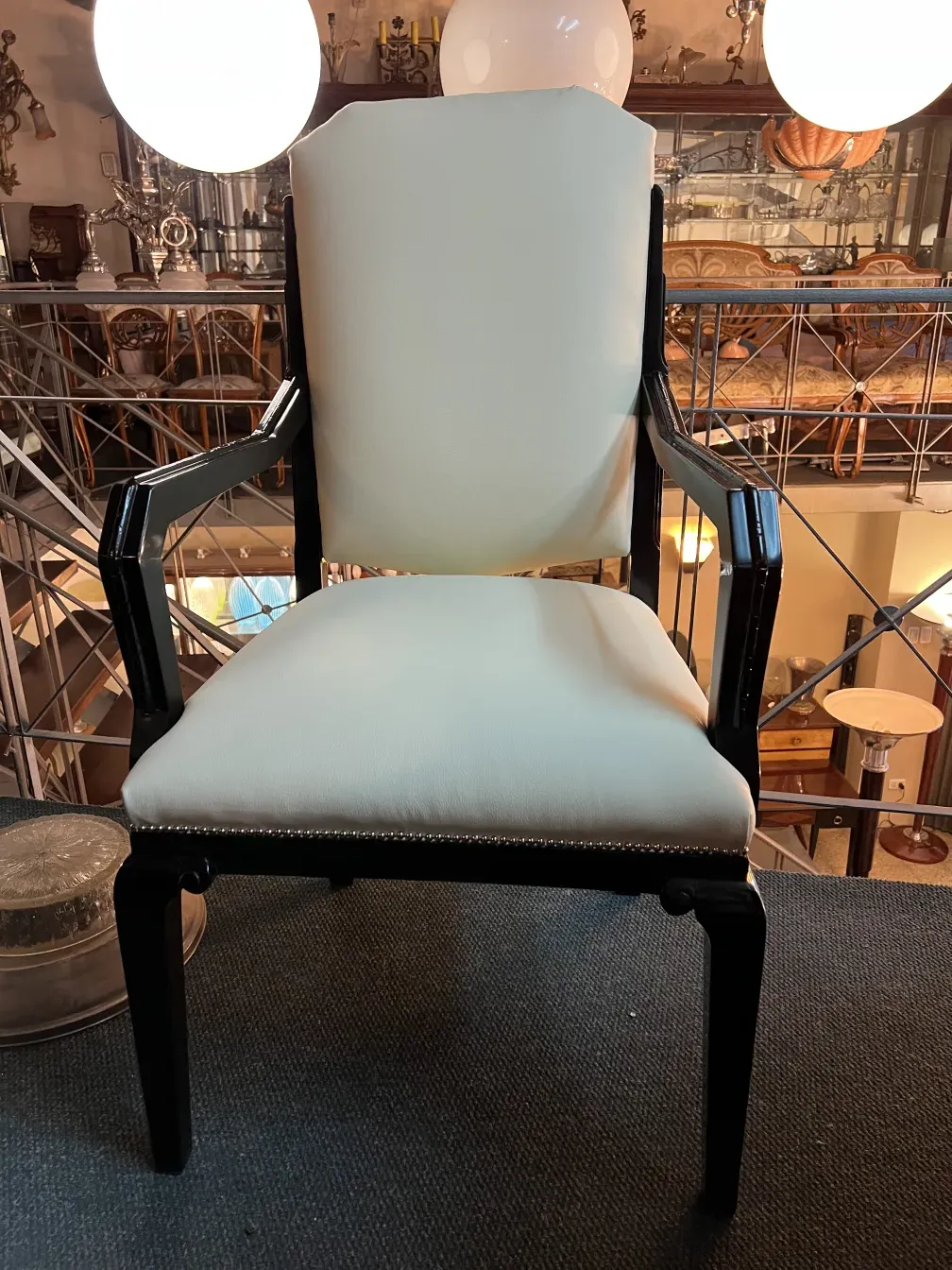 Fauteuil de bureau ancien avec accoudoirs, ambiance vintage