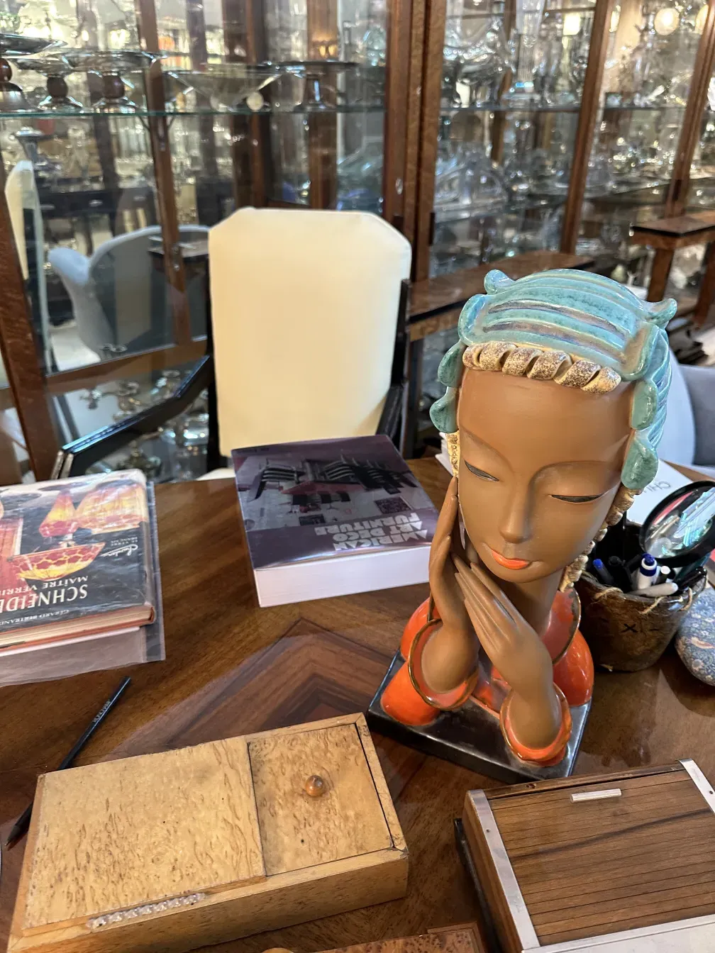 Poltrona da ufficio antica decorata in un ambiente accogliente con vari oggetti.