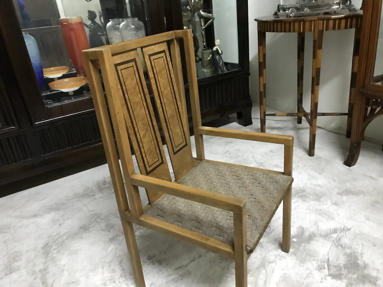 Poltrona da ufficio antica con design dettagliato. Ambientazione accogliente e decorativa.