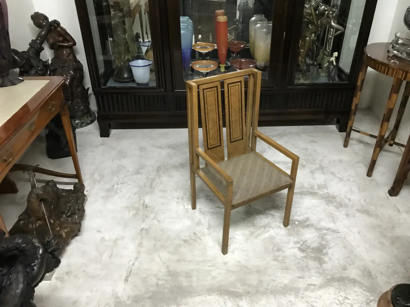 Cadeira de escritório antiga com detalhes decorativos.