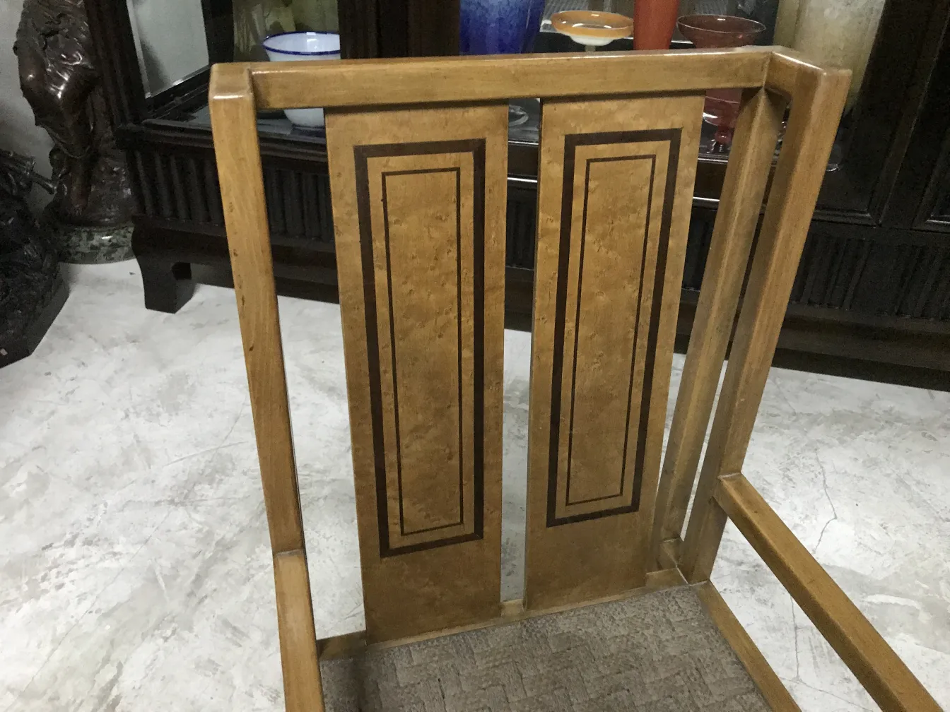 빌헬름 슈미트의 고전적인 사무용 의자, 단순한 디자인과 등을 강조.