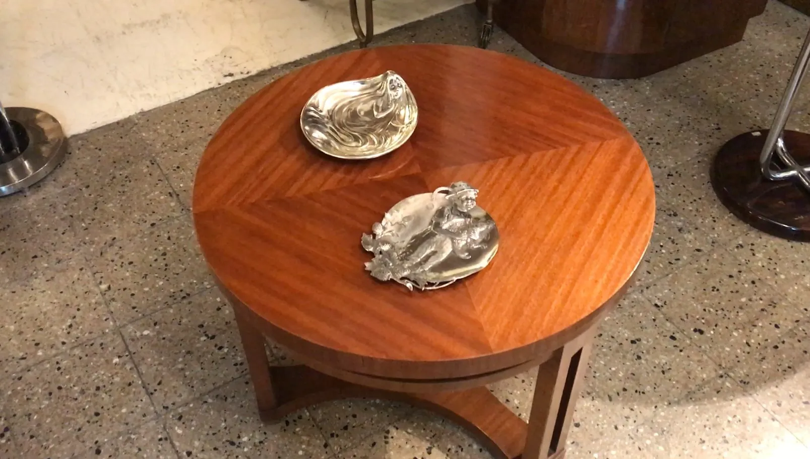 bandeja de cartas antiga WMF sobre uma mesa de madeira