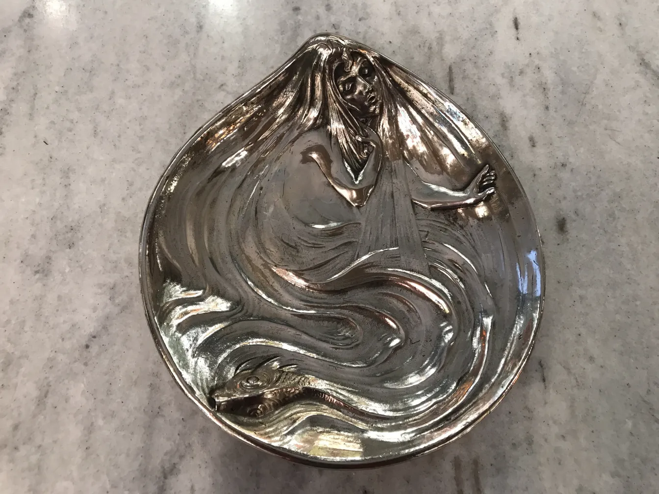 antik Kartenfach WMF mit künstlerischer Figur und welligem Design