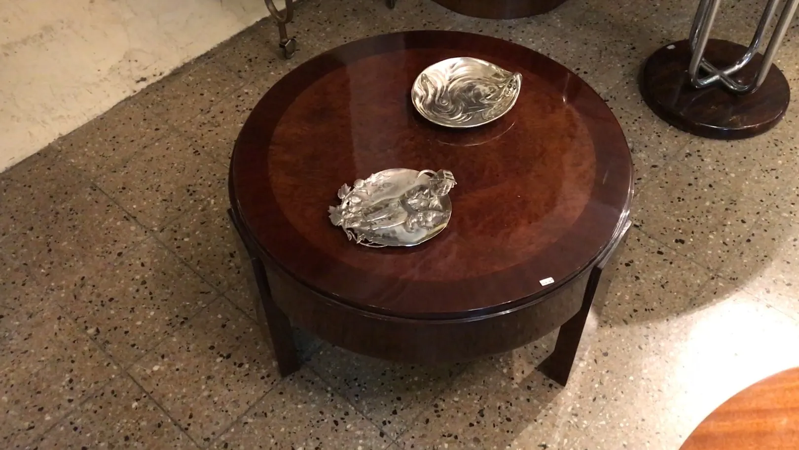 Vista di un antico vassoi per carte WMF su un tavolo decorativo.