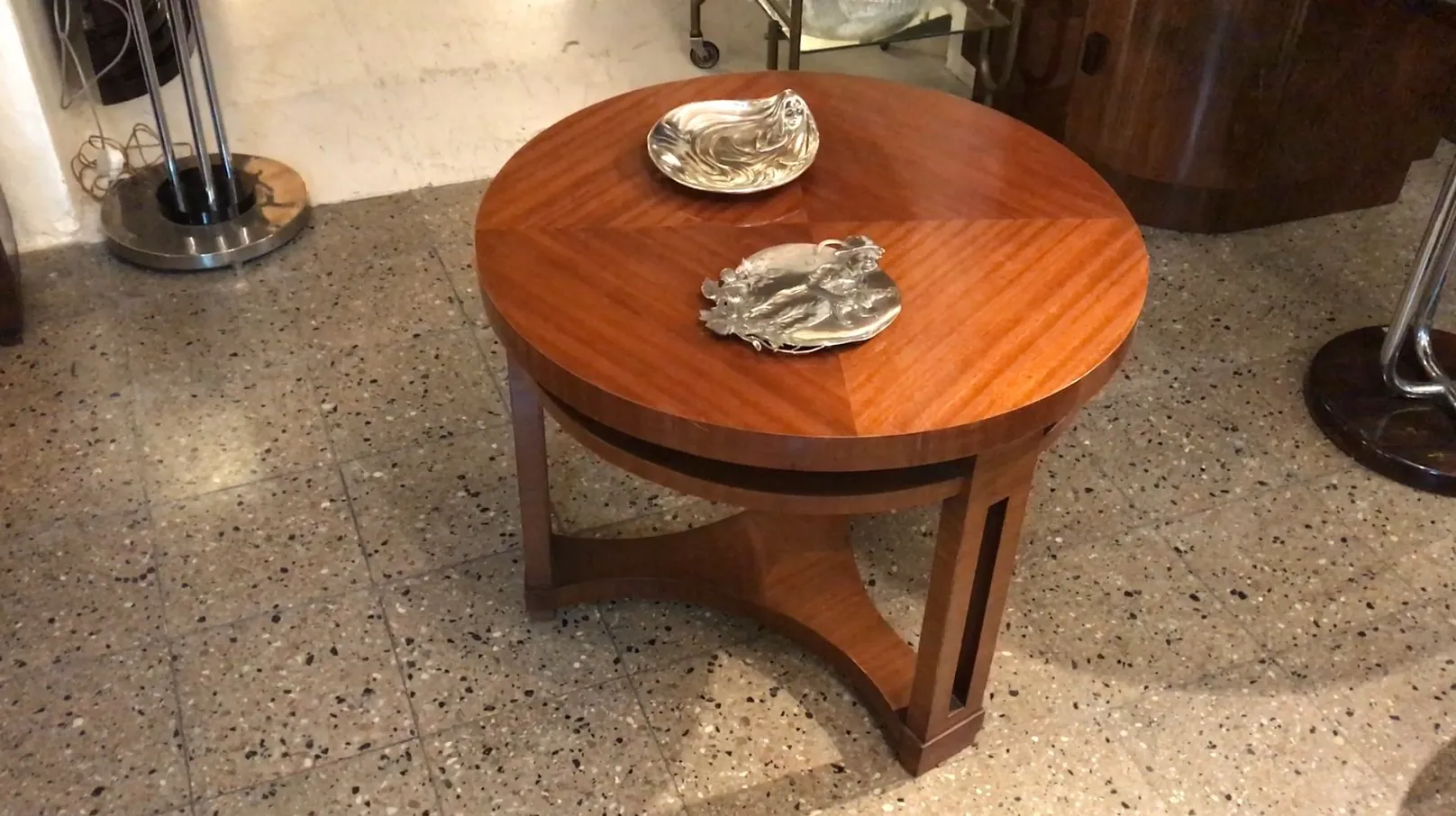 vassoi per carte antichi WMF su tavolo in legno, decorativi ed eleganti