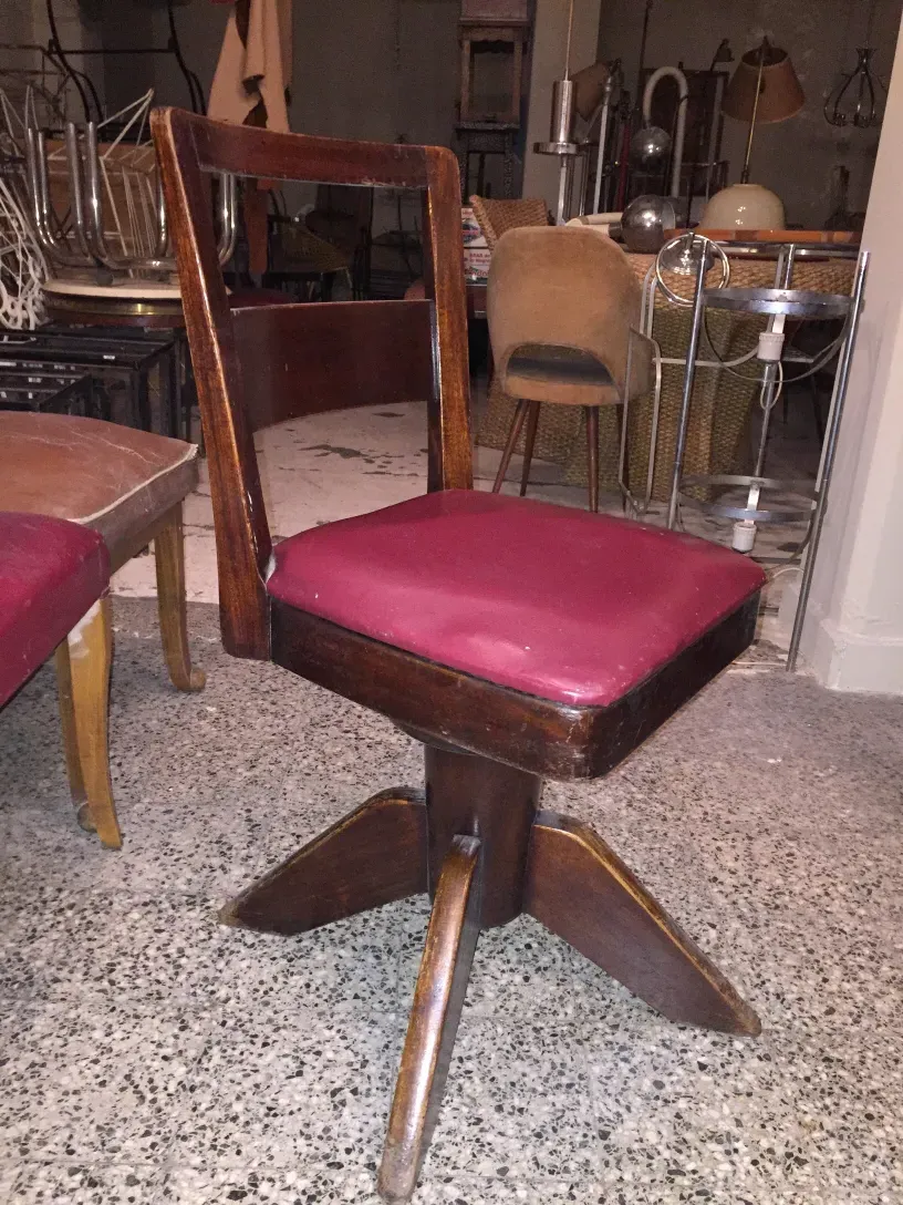 Quatre chaises de bureau anciennes dans un environnement