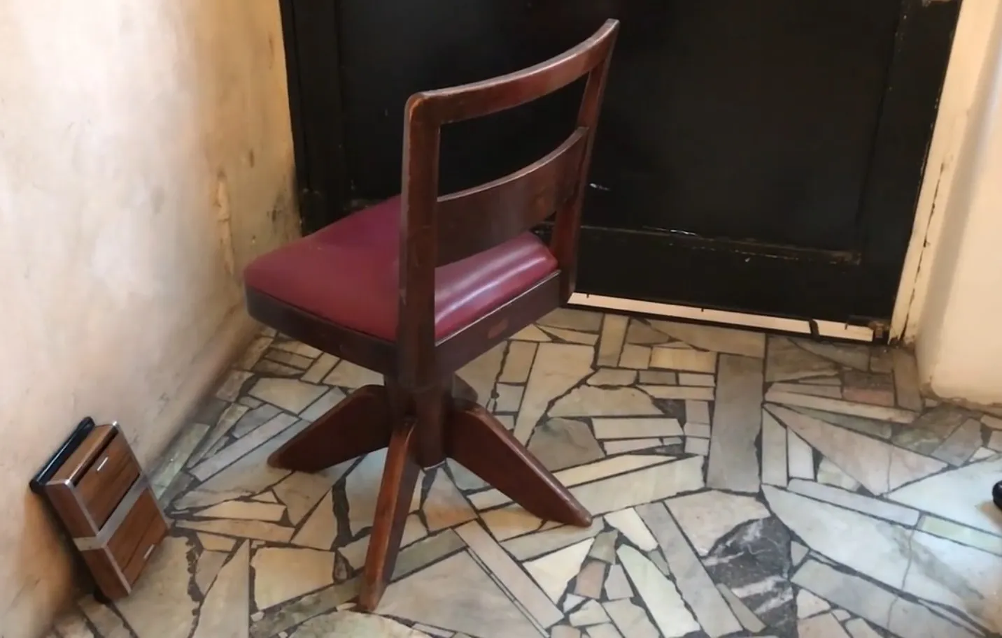 4 chaises de bureau anciennes avec design classique dans une pièce