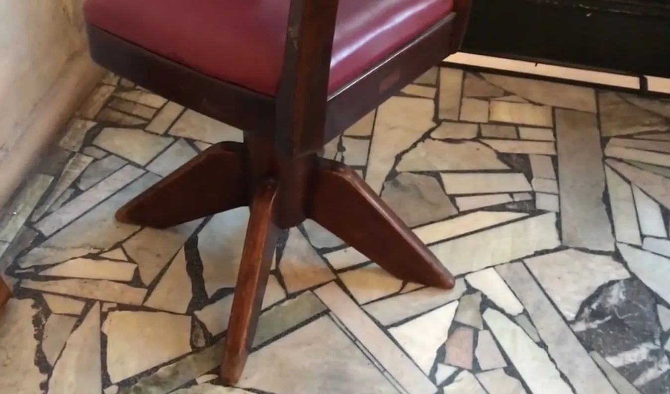 Set di 4 sedie da ufficio antiche in un ambiente classico.