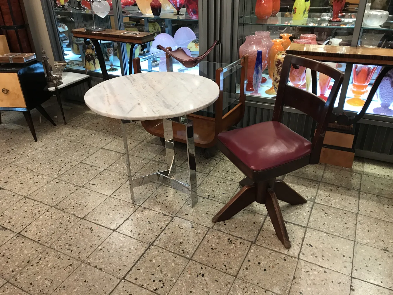 Vier antike Bürostühle mit klassischem Design in einer charmanten Umgebung.