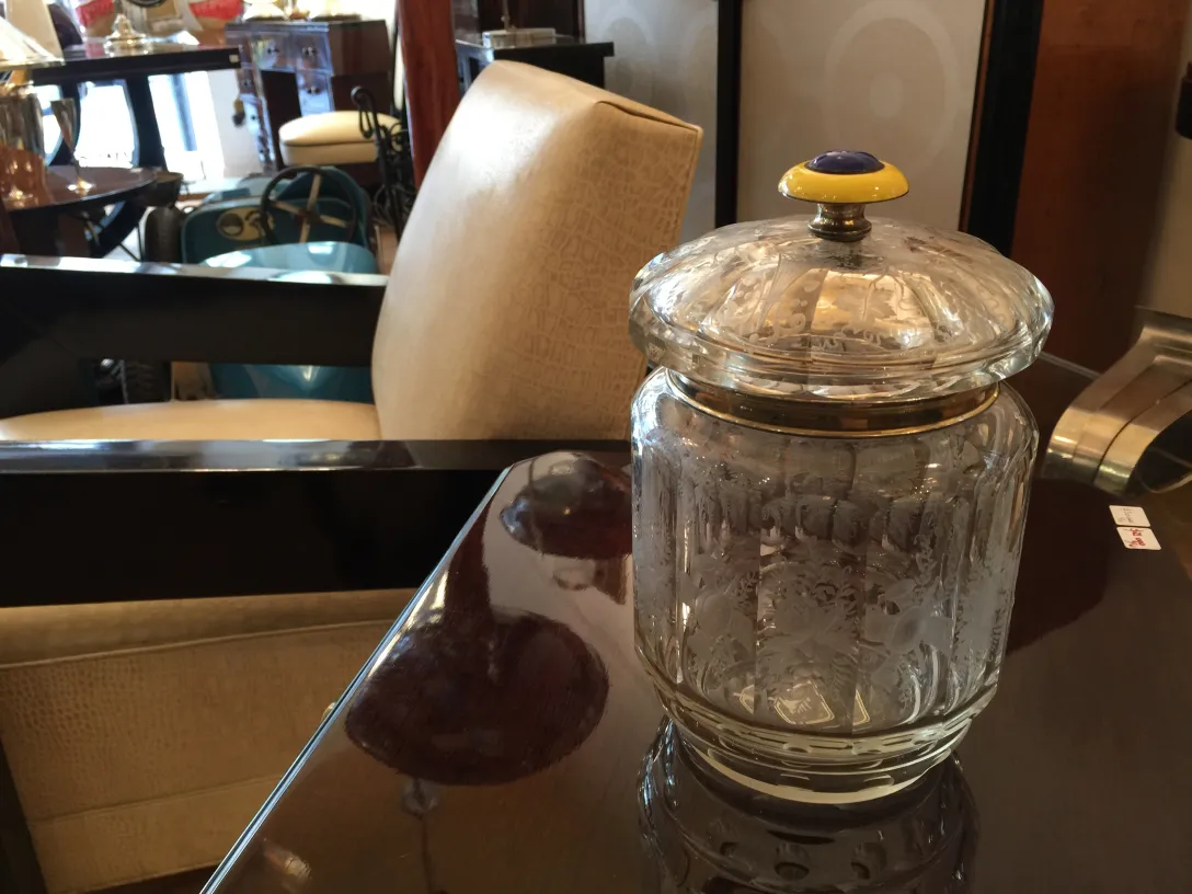 antike Bonbonschale aus Glas mit gelbem Deckel