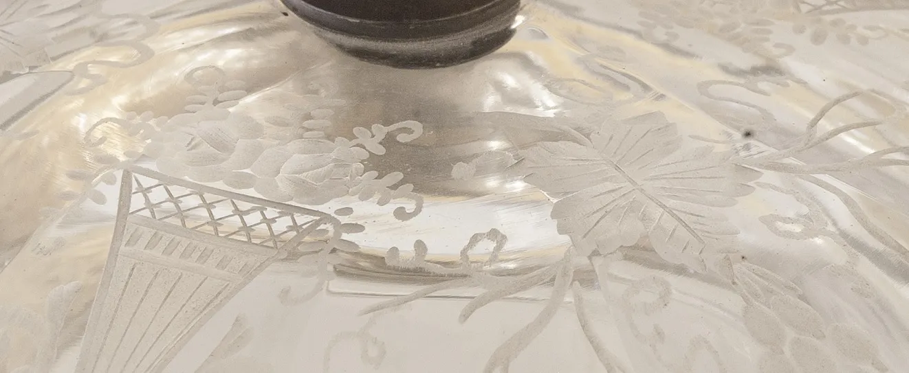 caramelera antigua con detalles grabados en su superficie