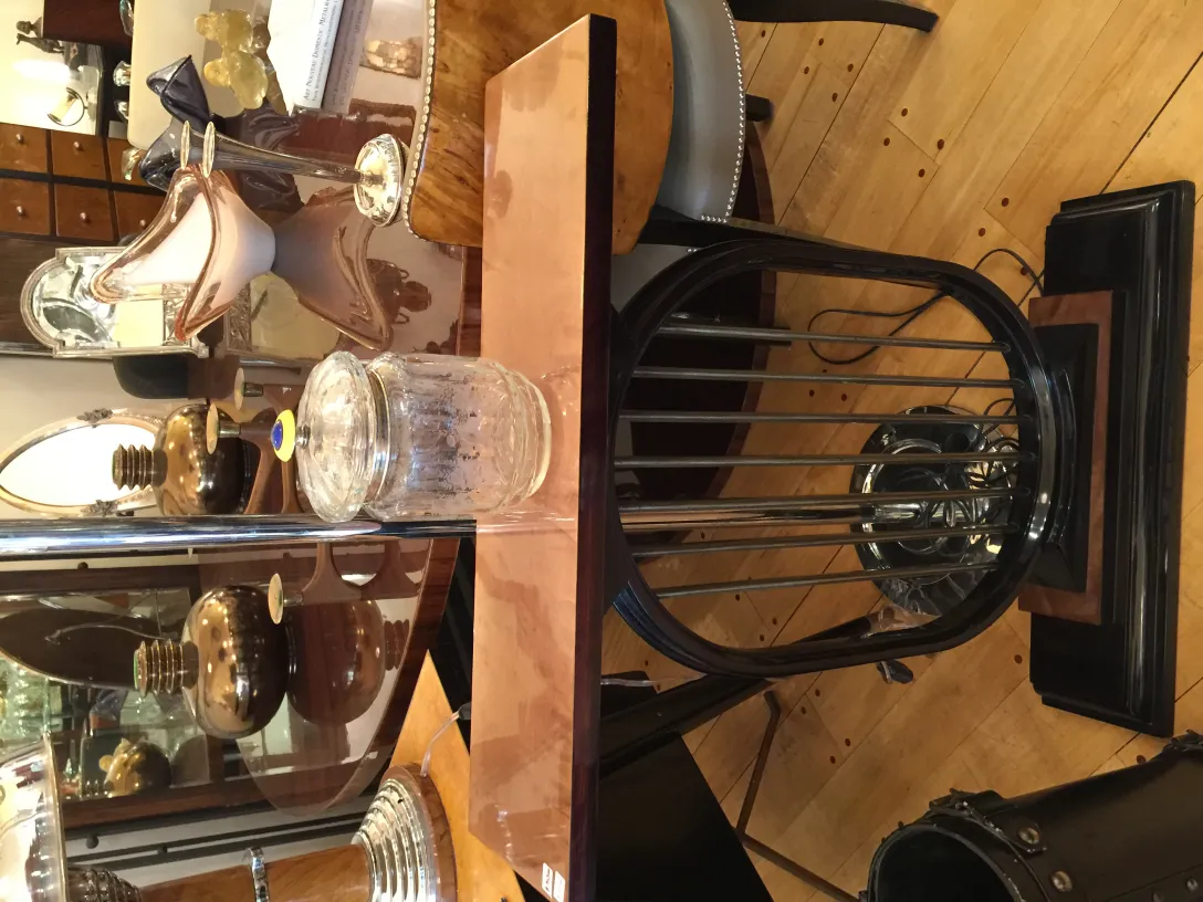 Bonbonnière antique avec design classique et couvercle décoratif dans un cadre élégant.