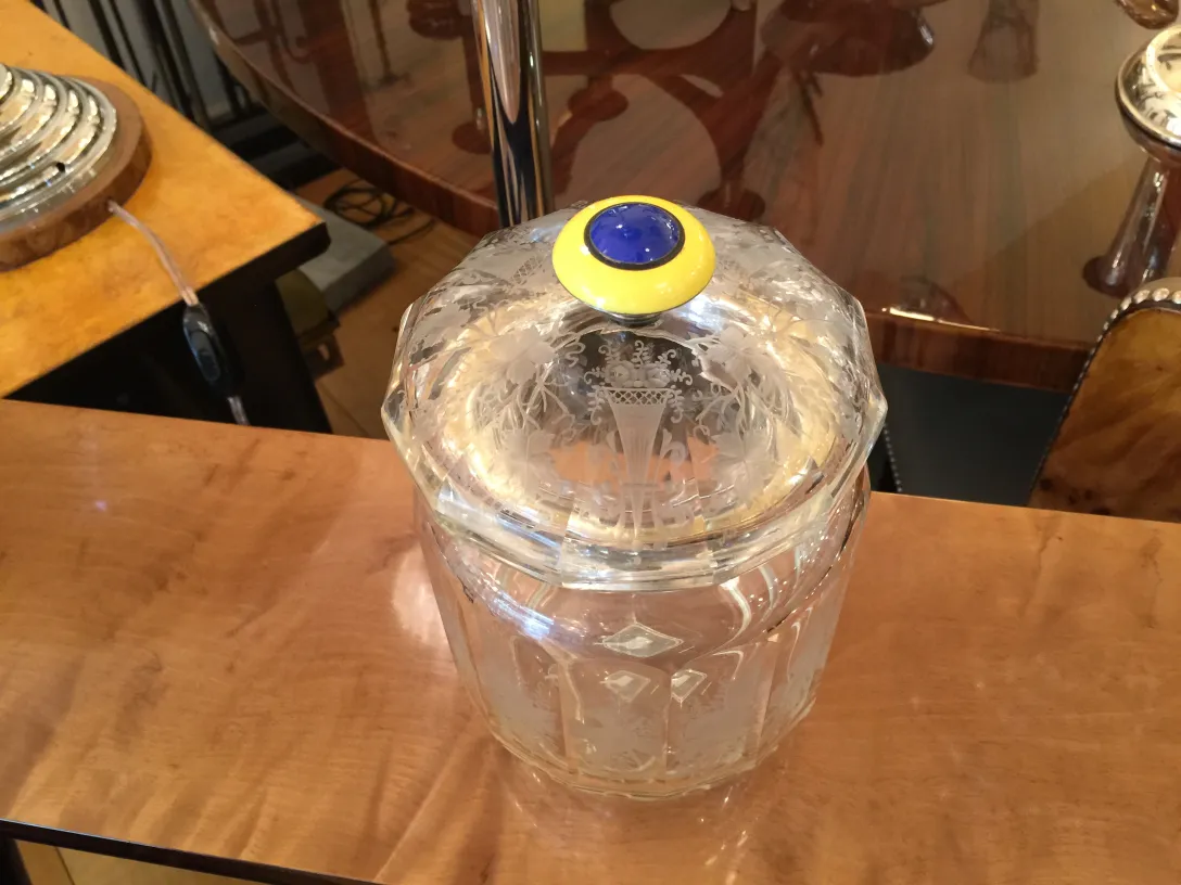 bonbonnière antique en verre avec couvercle jaune et bleu, ornée d'un motif floral