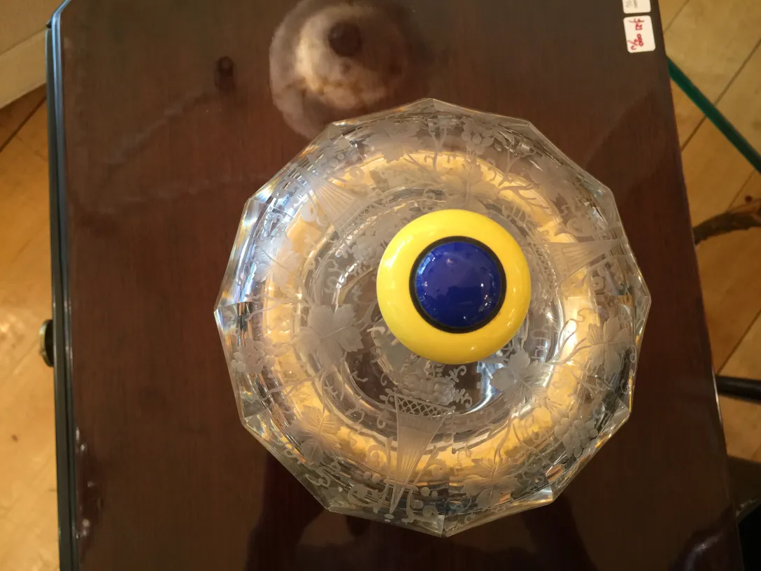 Bonbonnière ancienne avec couvercle bleu et jaune, décorée en verre.