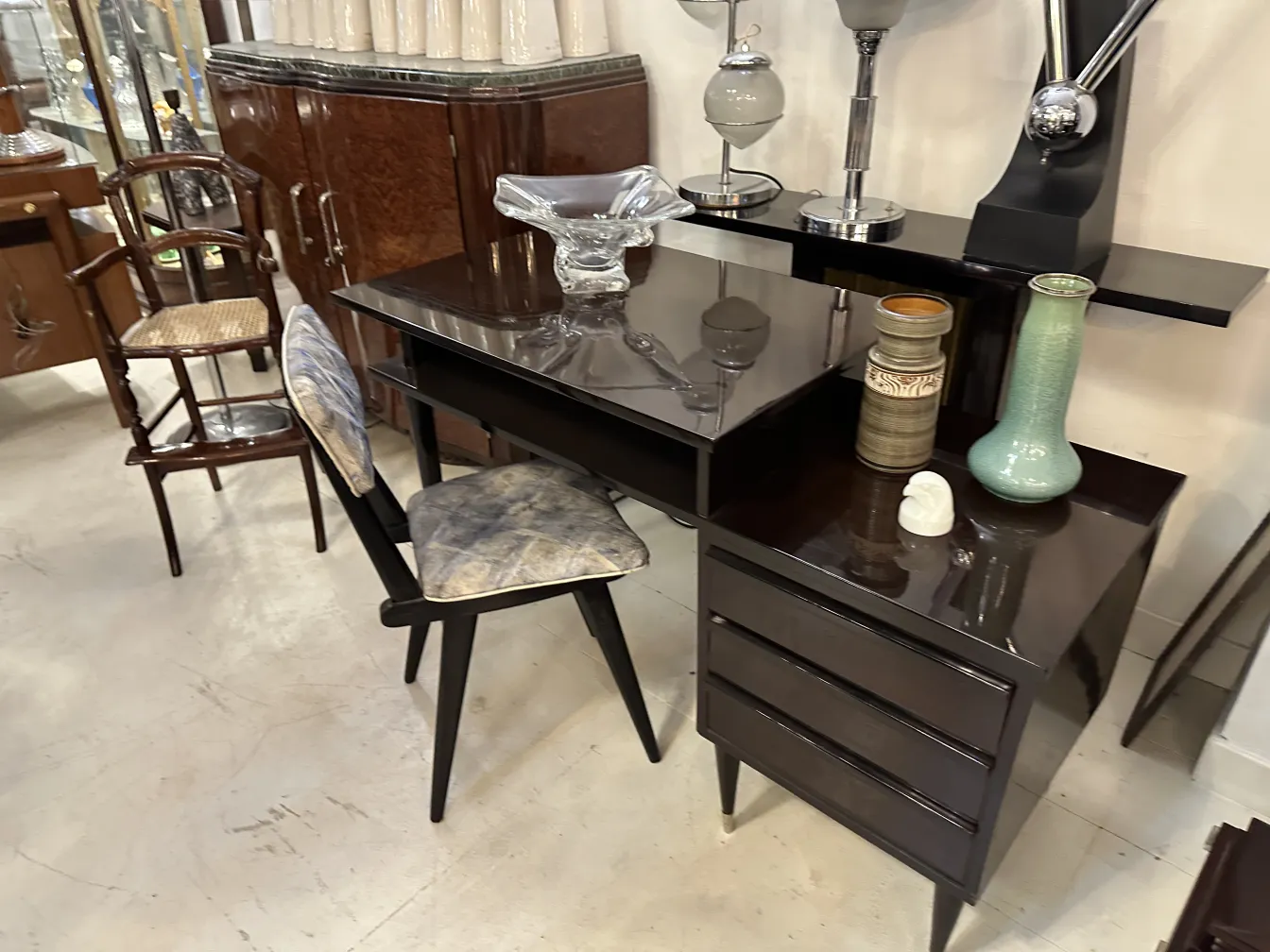 Deux chaises anciennes avec un design élégant dans un cadre moderne.