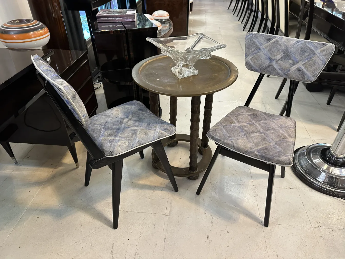 2 chaises antiques avec des coussins dans un cadre élégant