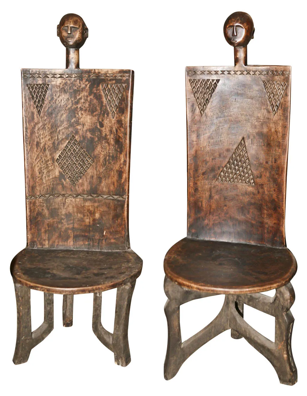 dos sillas antiguas con diseño tribal y detailes decorativos