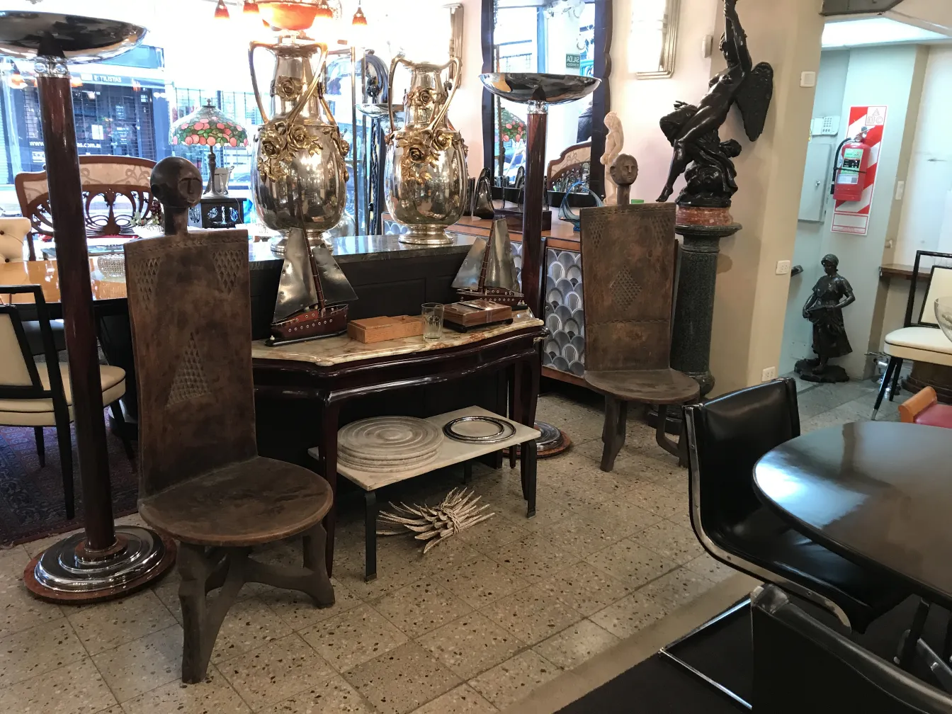 Dos sillas antiguas con diseño tribal en un ambiente acogedor.