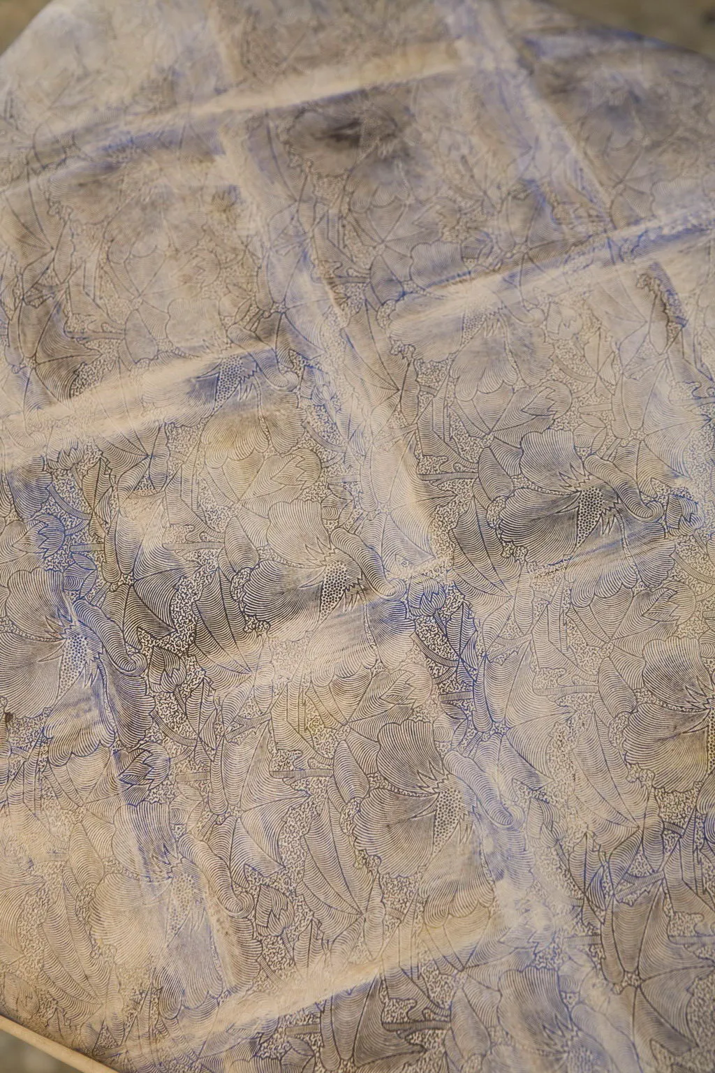 Vue du dessus de 2 chaises anciennes avec motif floral