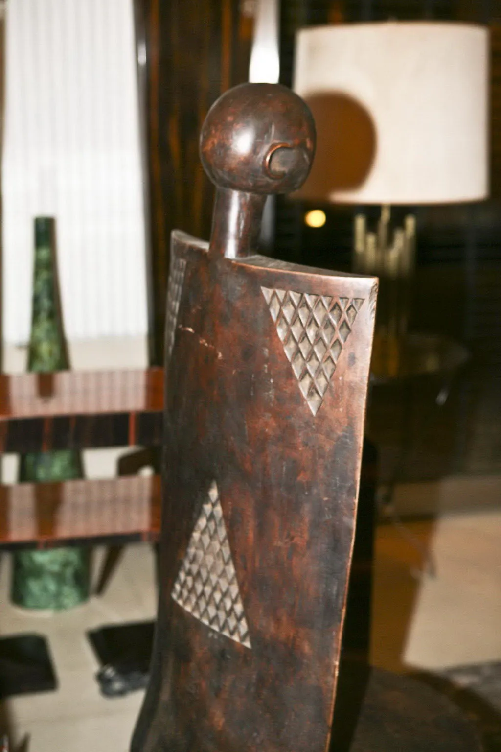 sedie antiche con design scultoreo tribù hehe, ambiente accogliente