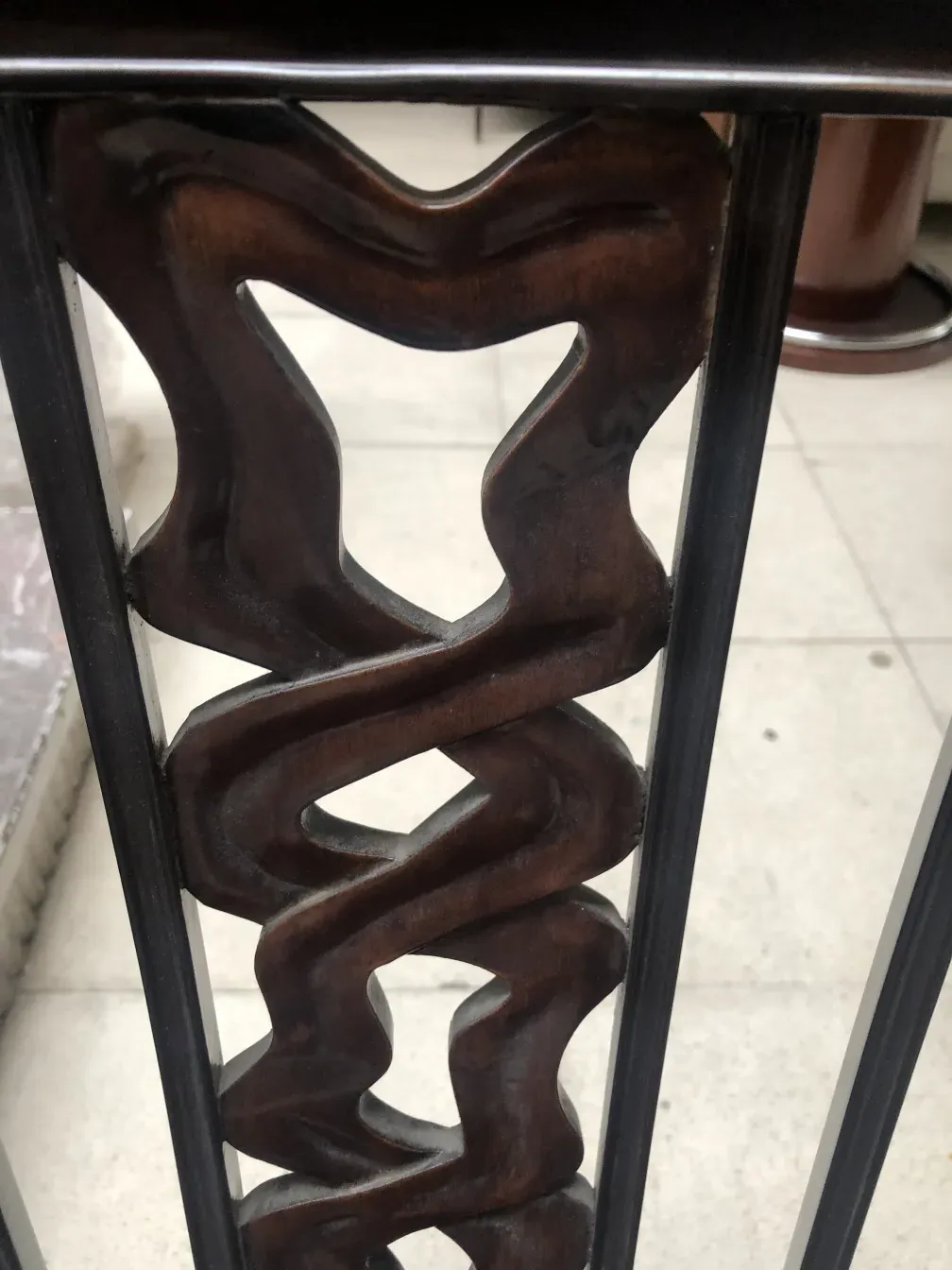 Detail von 2 antiken Stühlen mit einem kreativen und eleganten Design in einem klassischen Umfeld