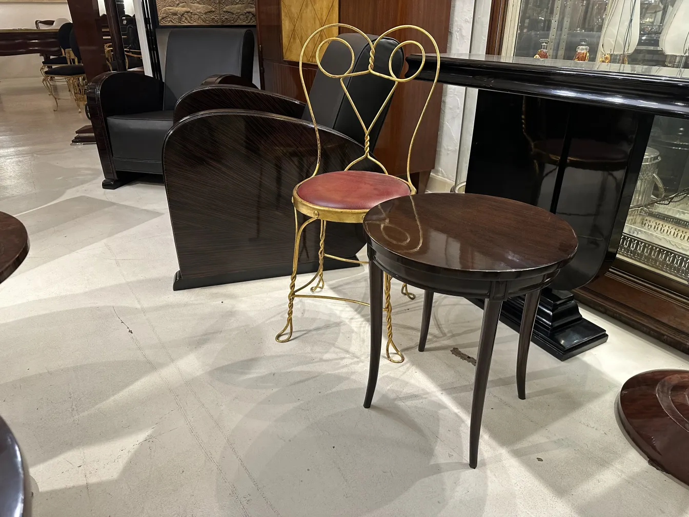 Quatre chaises anciennes avec décoration élégante à l'arrière-plan