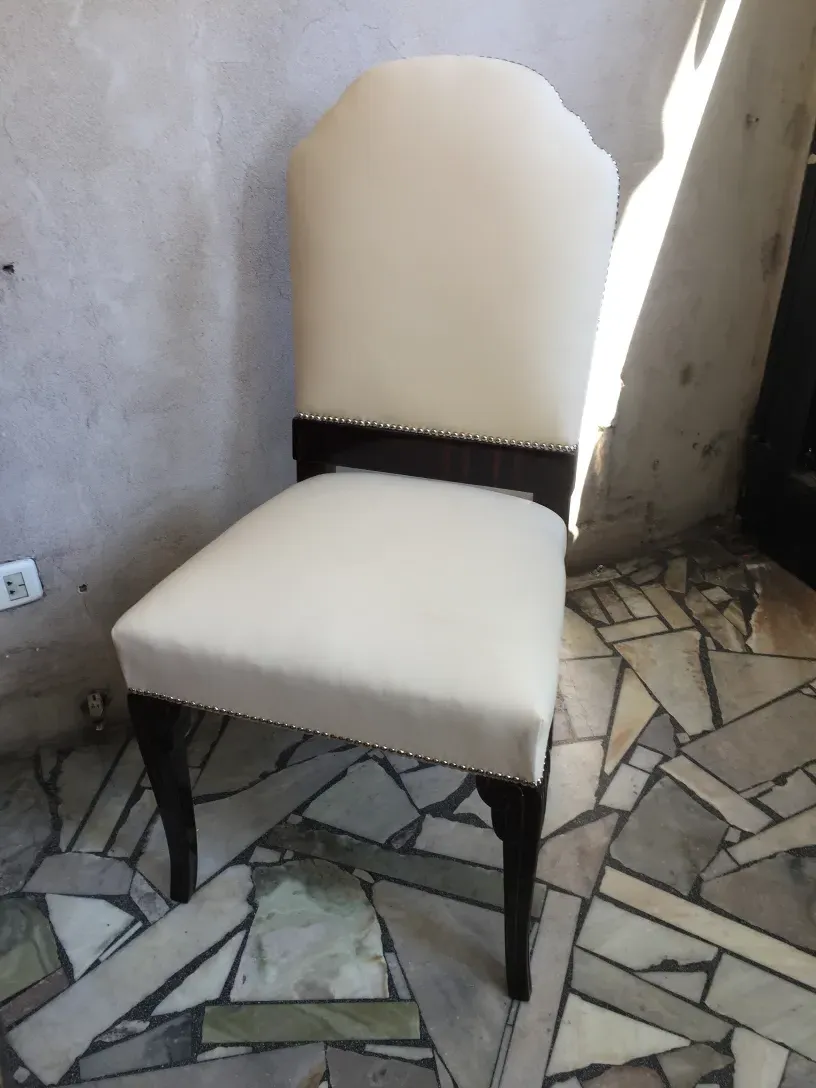 Seitenansicht von 6 eleganten antiken Stühlen in einem Raum mit Steinboden.