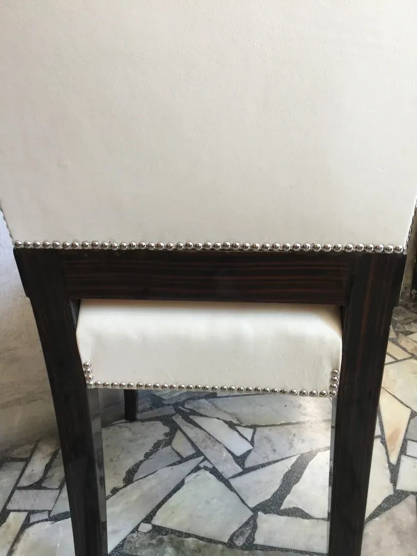 Вид на 6 античных стульев с деталями на спинке и основании.