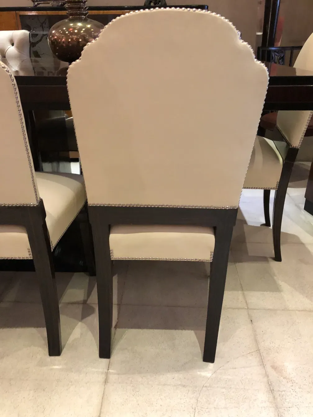 Sei sedie da pranzo antiche con rivestimento chiaro in una sala da pranzo elegante
