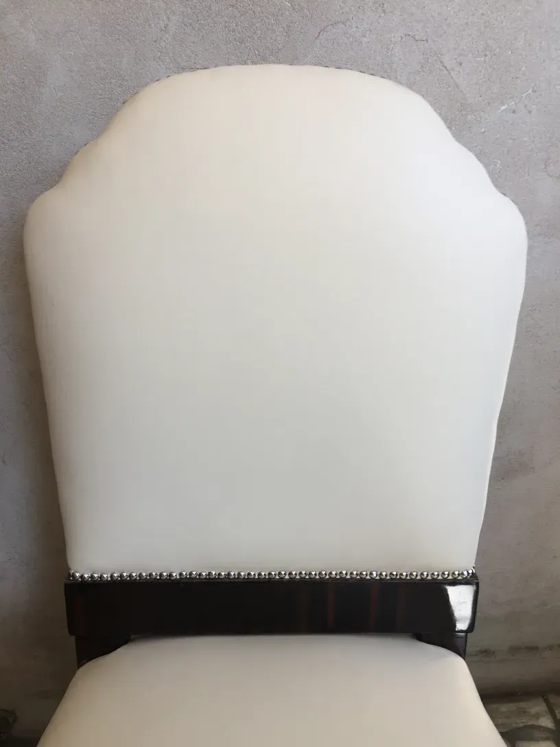 Dettaglio di 6 sedie antiche con finitura elegante in un ambiente neutro.